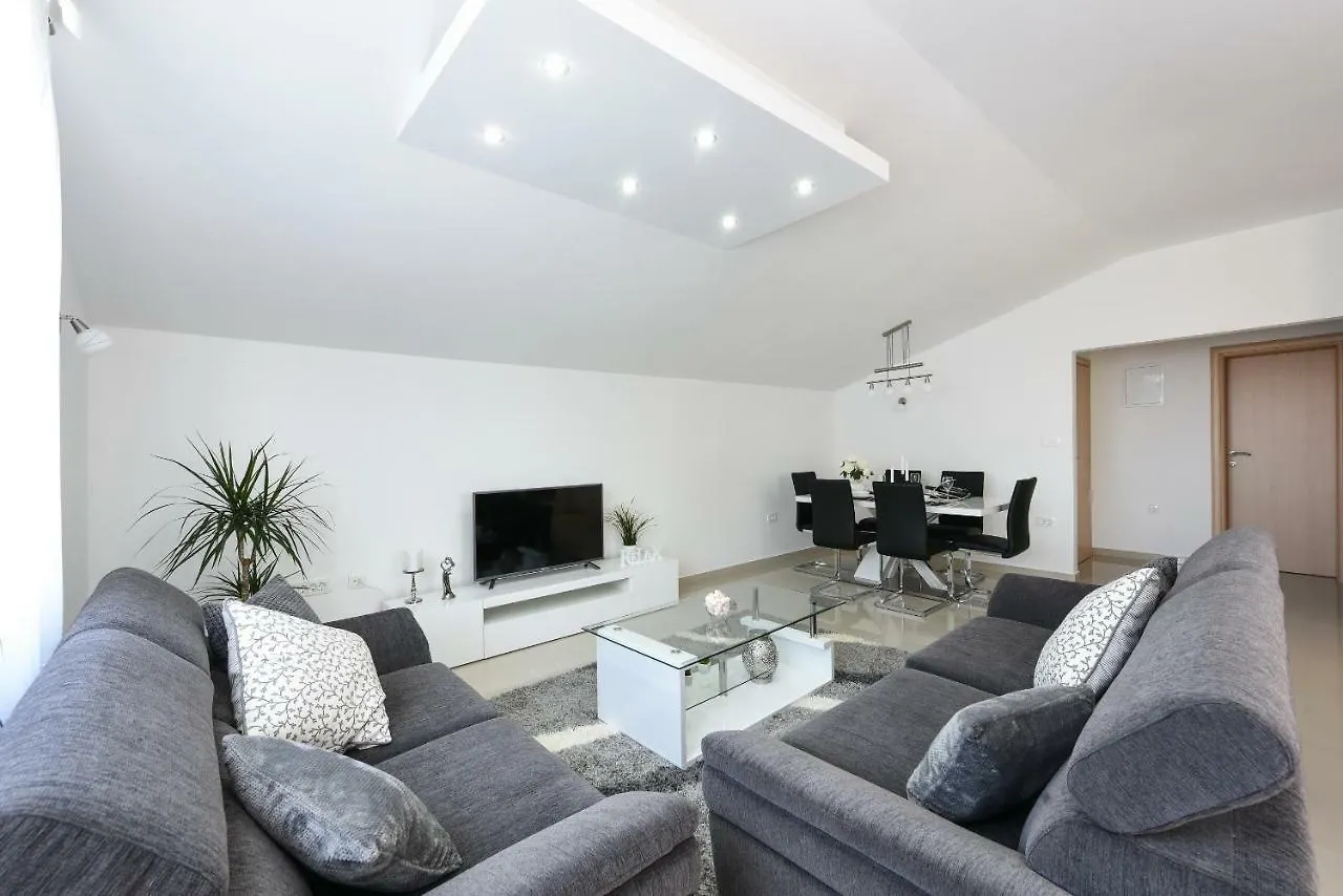 Apartment Monika - Private Terrace & Parking Zadar