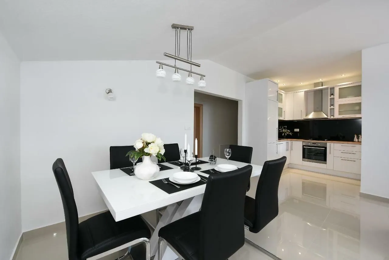 Apartment Monika - Private Terrace & Parking Zadar