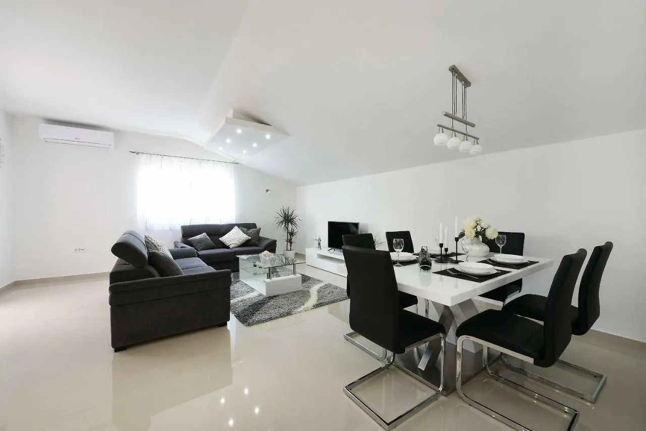 Apartment Monika - Private Terrace & Parking Zadar