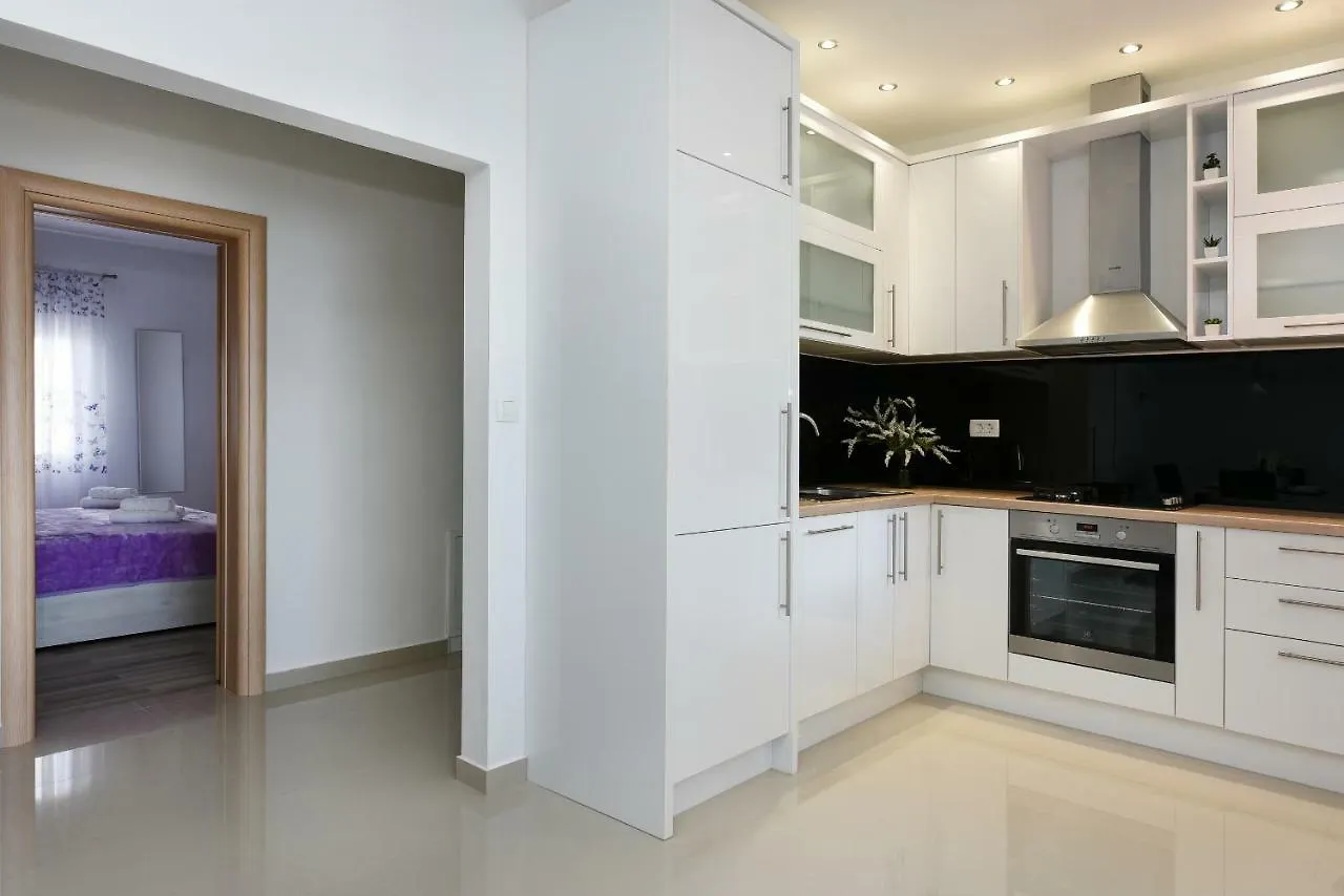 Apartment Monika - Private Terrace & Parking Zadar
