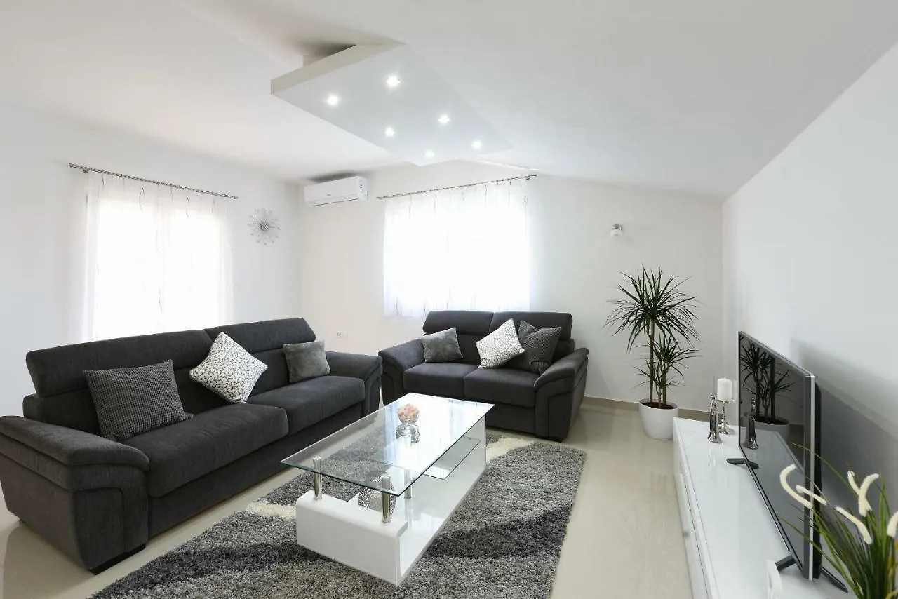 Apartment Monika - Private Terrace & Parking Croatia